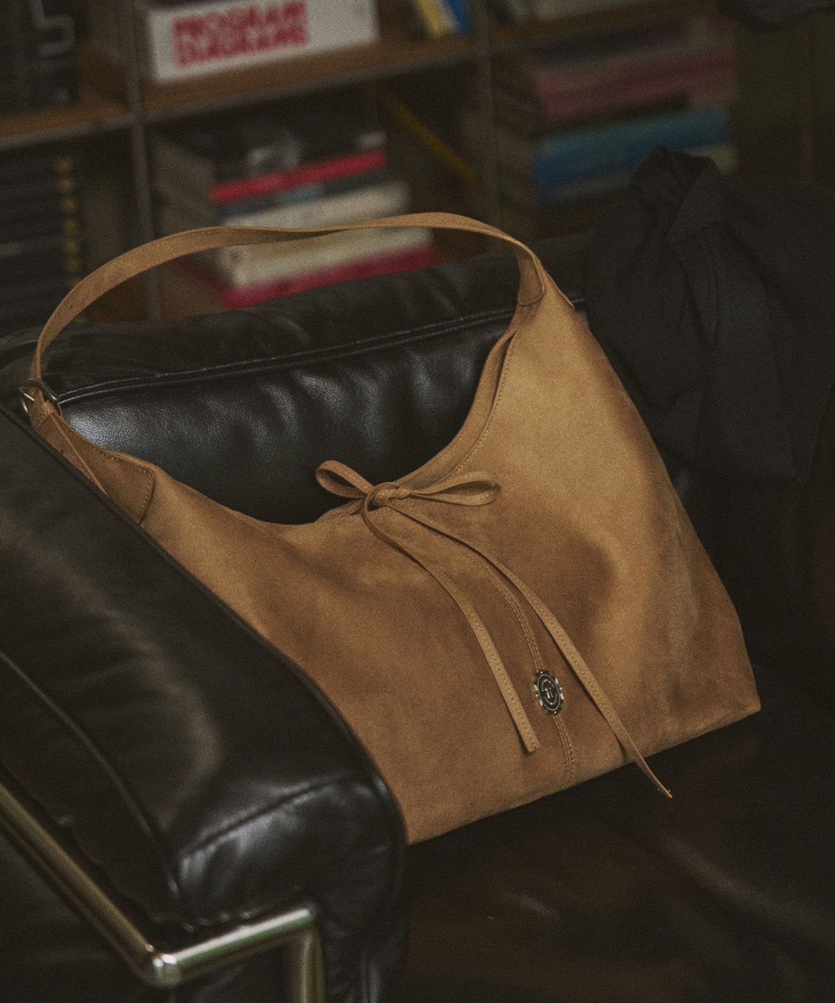 드로우핏 우먼(DRAWFIT WOMEN) 시그넷 키홀 스웨이드 호보 백 [SAND BEIGE]