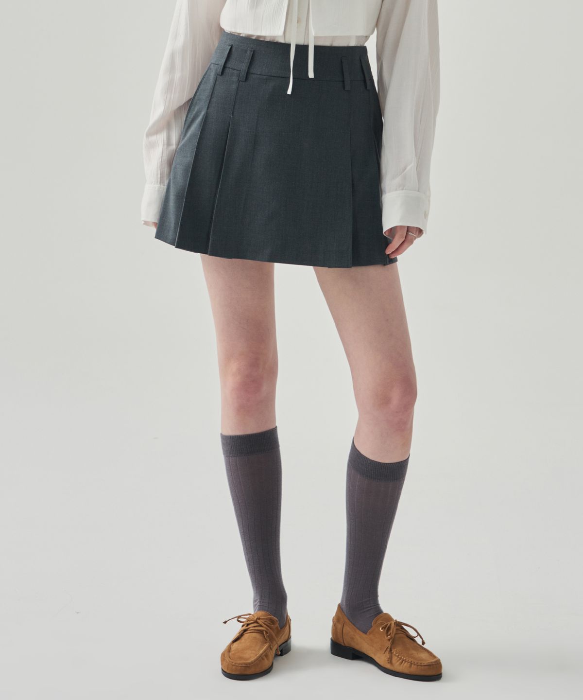 드로우핏 우먼(DRAWFIT WOMEN) 스티치 플리츠 미니 스커트 [CHARCOAL]
