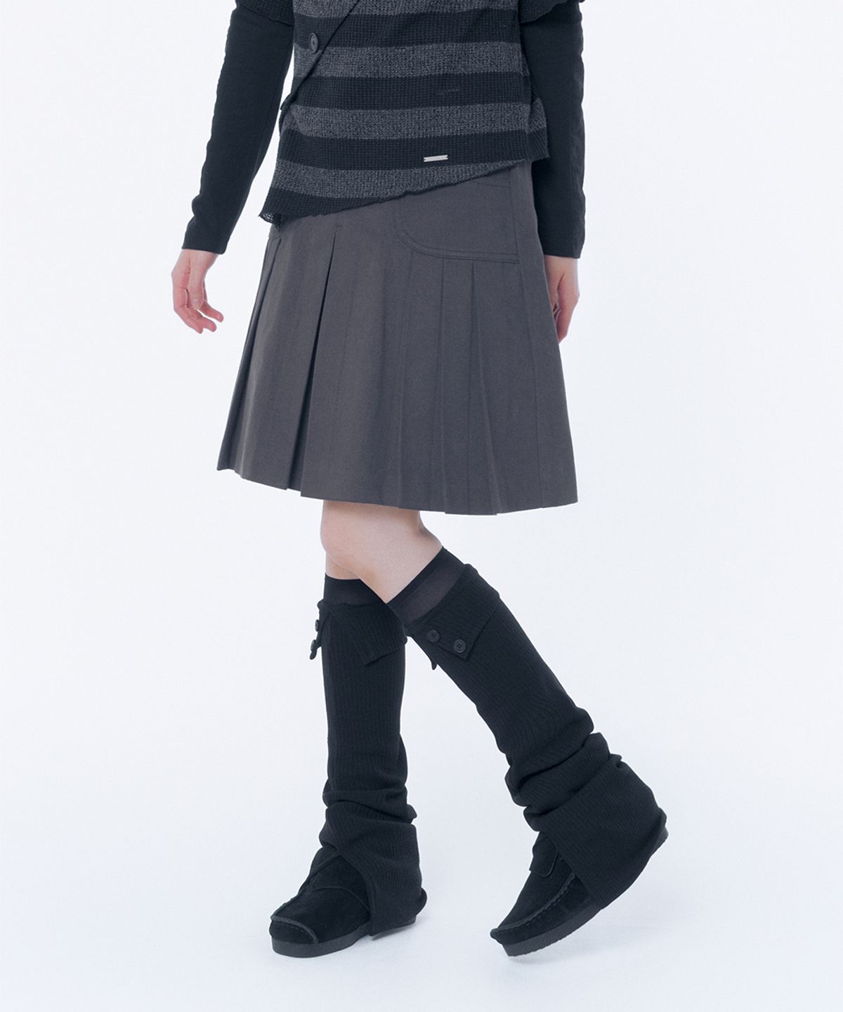미세키서울(MISEKI SEOUL) Pleats line pocket midi skirt CHARCOAL