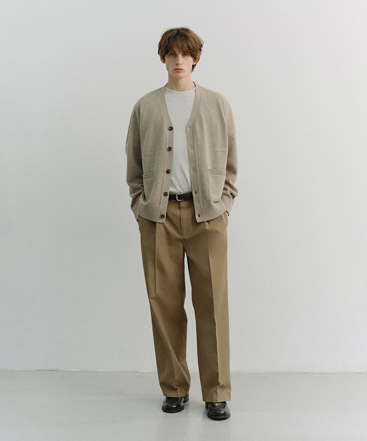 던스트 포 맨(DUNST FOR MEN) PLEATED CHINO SLACKS_UDPA6A303_KHAKI BROWN