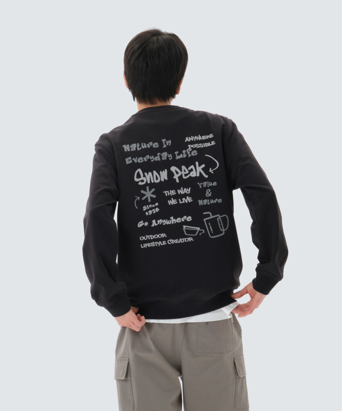 스노우피크 어패럴(SNOWPEAK APPAREL) 두들 그래픽 맨투맨 (S26SMFHT52) Dark Charcoal