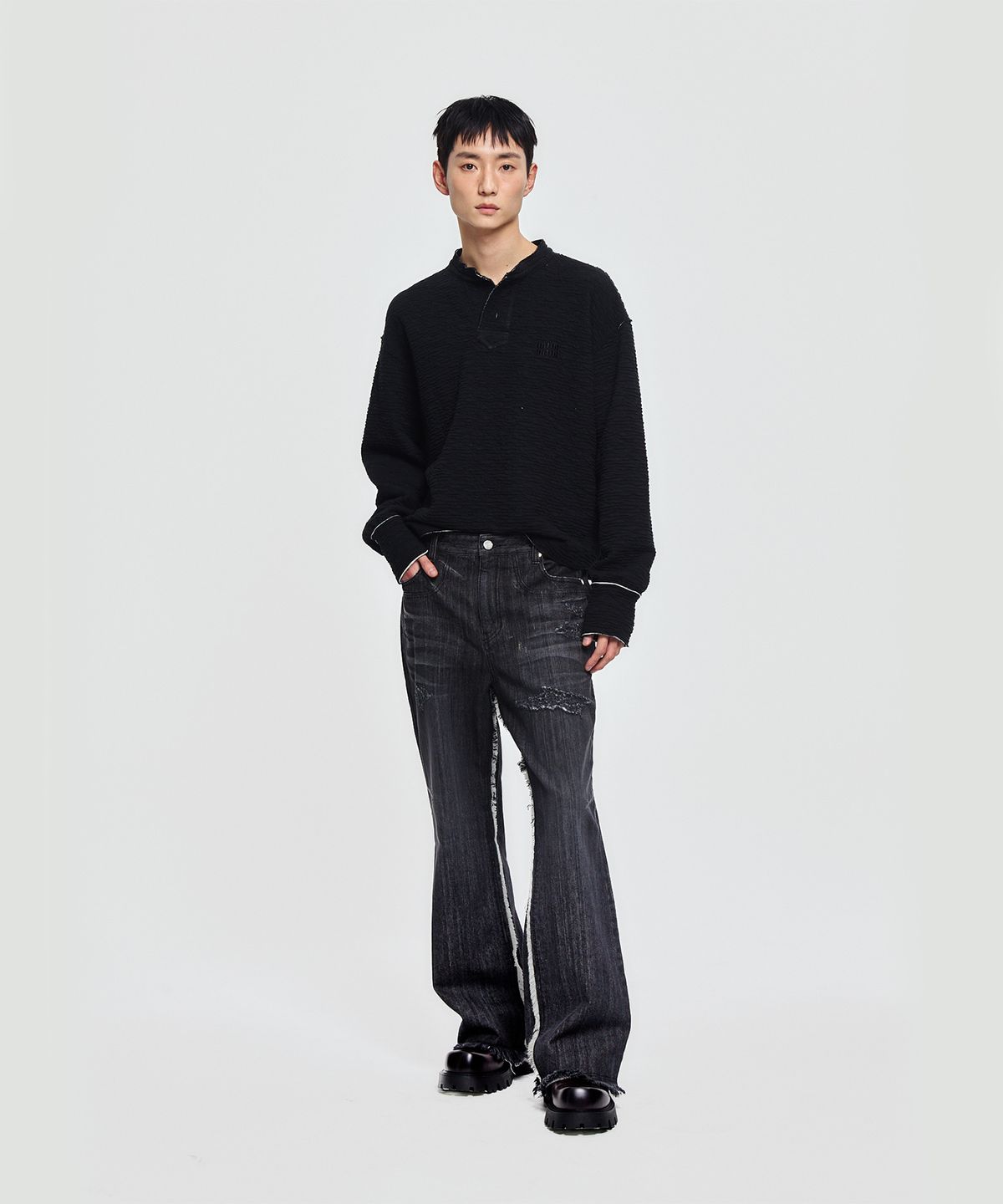 엠티더블유(MTW) 와이드 크롭 플리츠 텍스쳐 아트웍 티셔츠