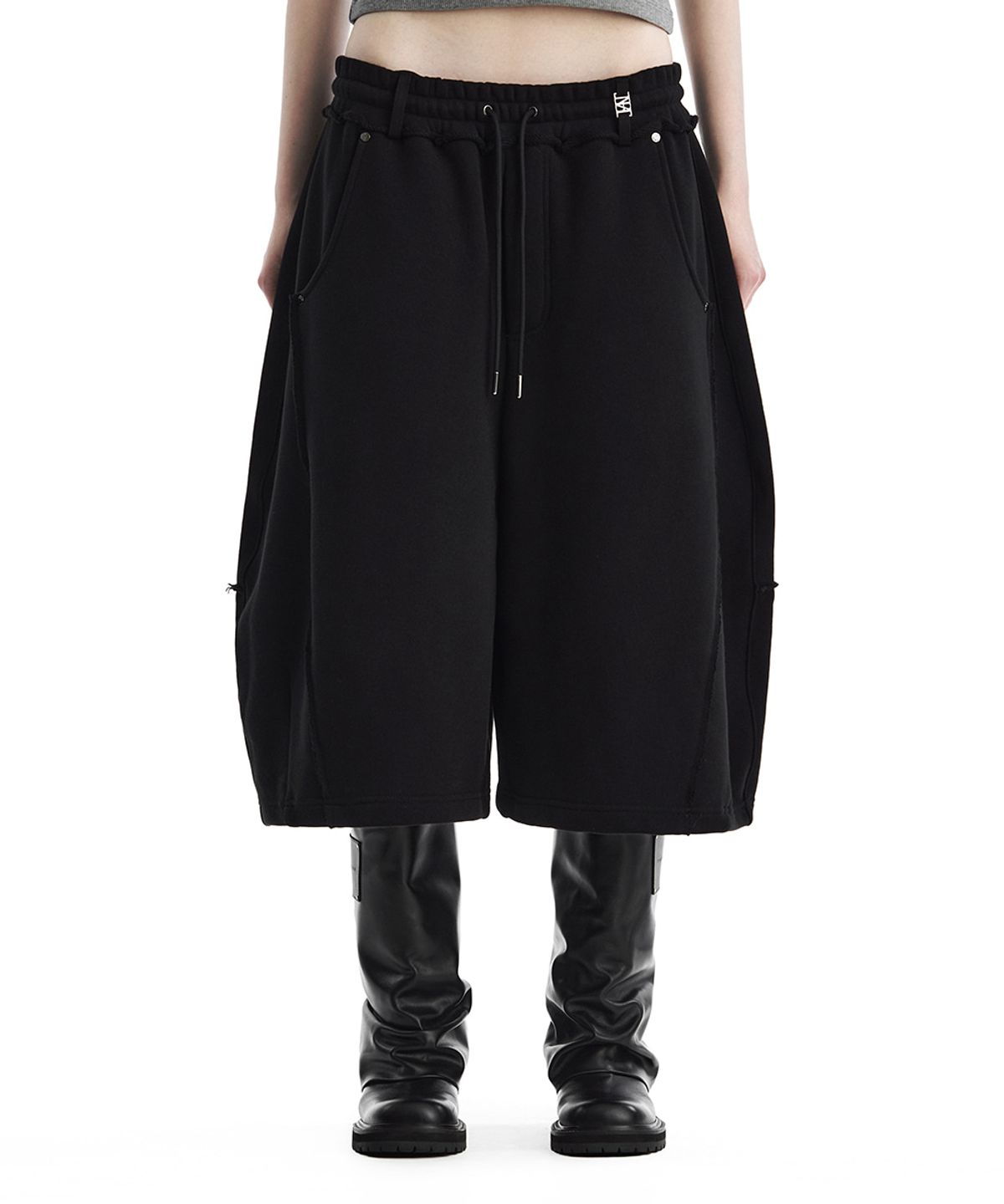 트리밍버드(TREEMINGBIRD) TMB Raw Cut Balloon Bermuda Set-Up Shorts [ Black ]