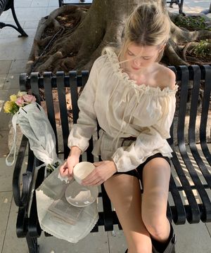 리프 원숄더 프릴 블라우스 ( 크림 )