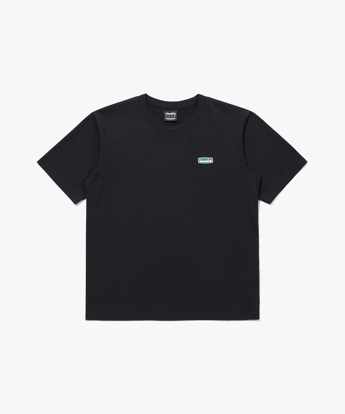 디아도라(diadora) 컴피 와펜 베이직 반팔 티셔츠 BLACK