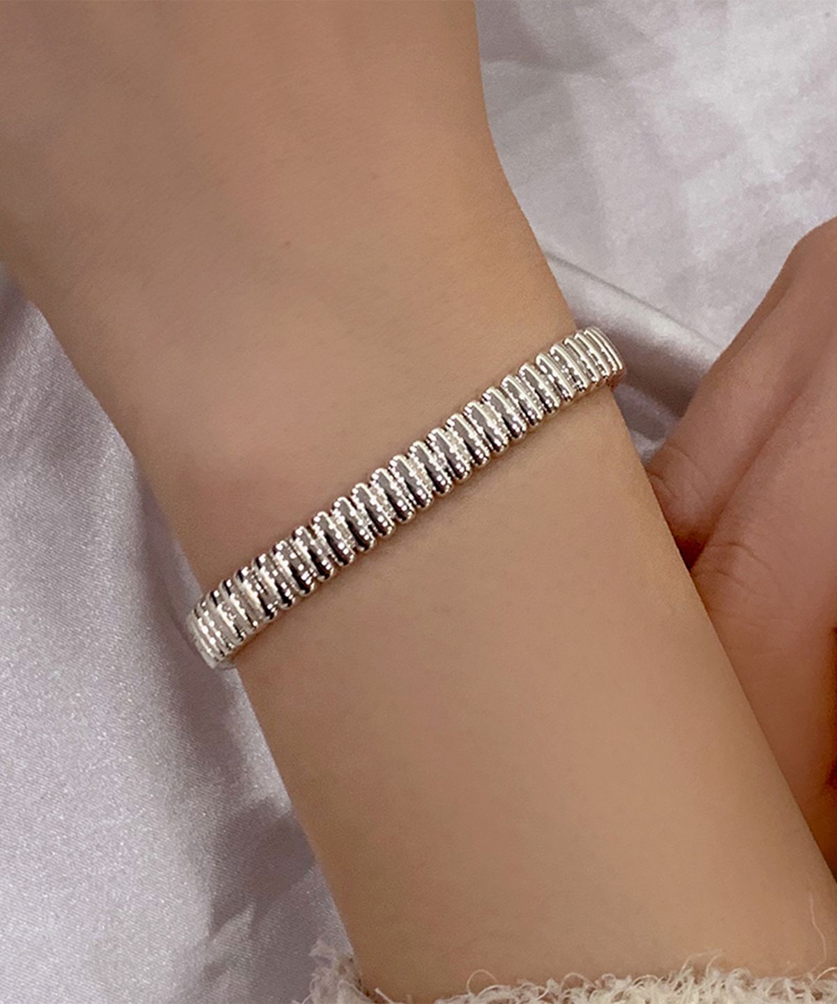 엘렌쥬얼리(HELENE JEWELRY) 925실버 컬럼 패턴 스트라이프 은 팔찌