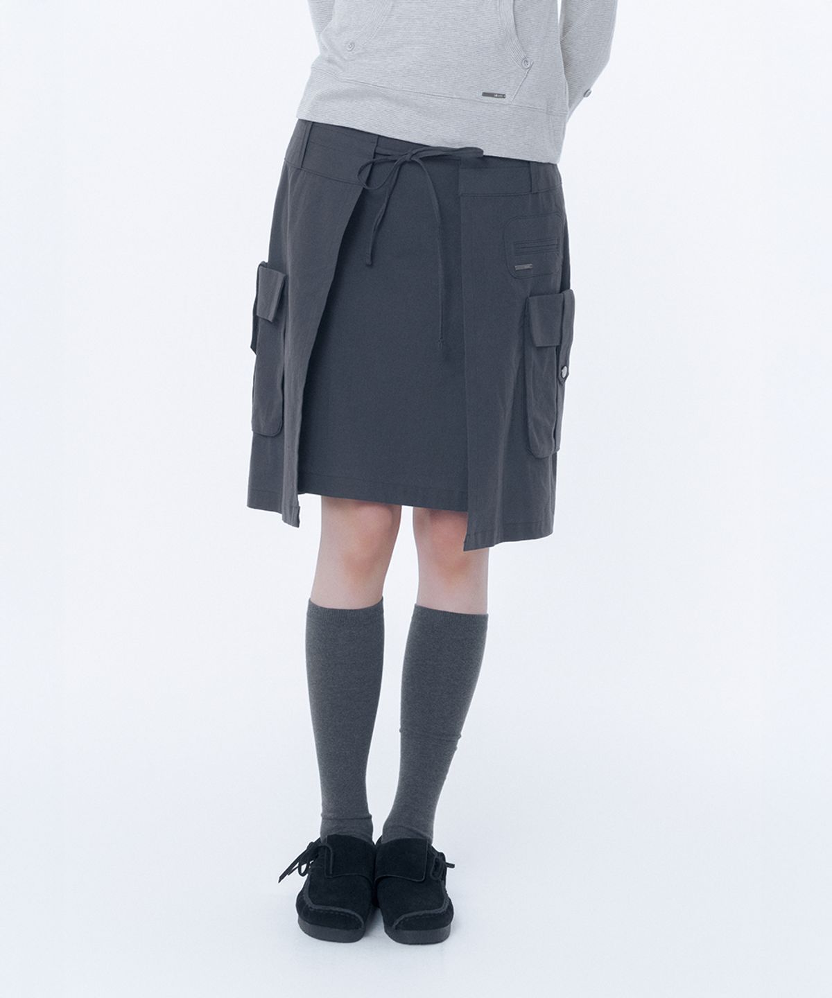 미세키서울(MISEKI SEOUL) Layered pocket cargo skirt CHARCOAL