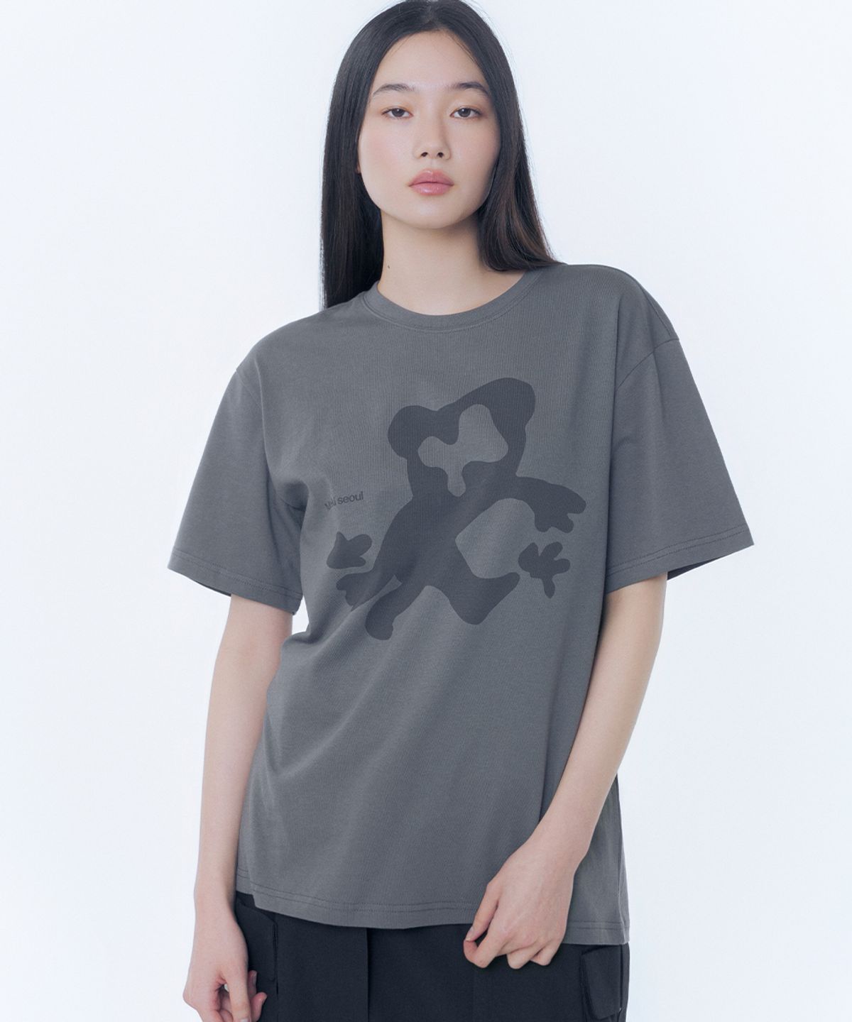 미세키서울(MISEKI SEOUL) Teddy graphic short sleeve CHARCOAL