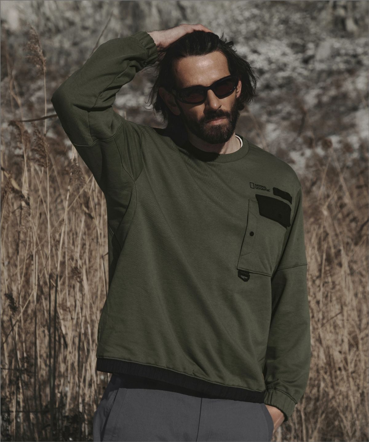 내셔널지오그래픽(NATIONALGEOGRAPHIC) N261MSW900 [NRN] 하이브리드 세미오버핏 포켓 맨투맨 MILITARY KHAKI