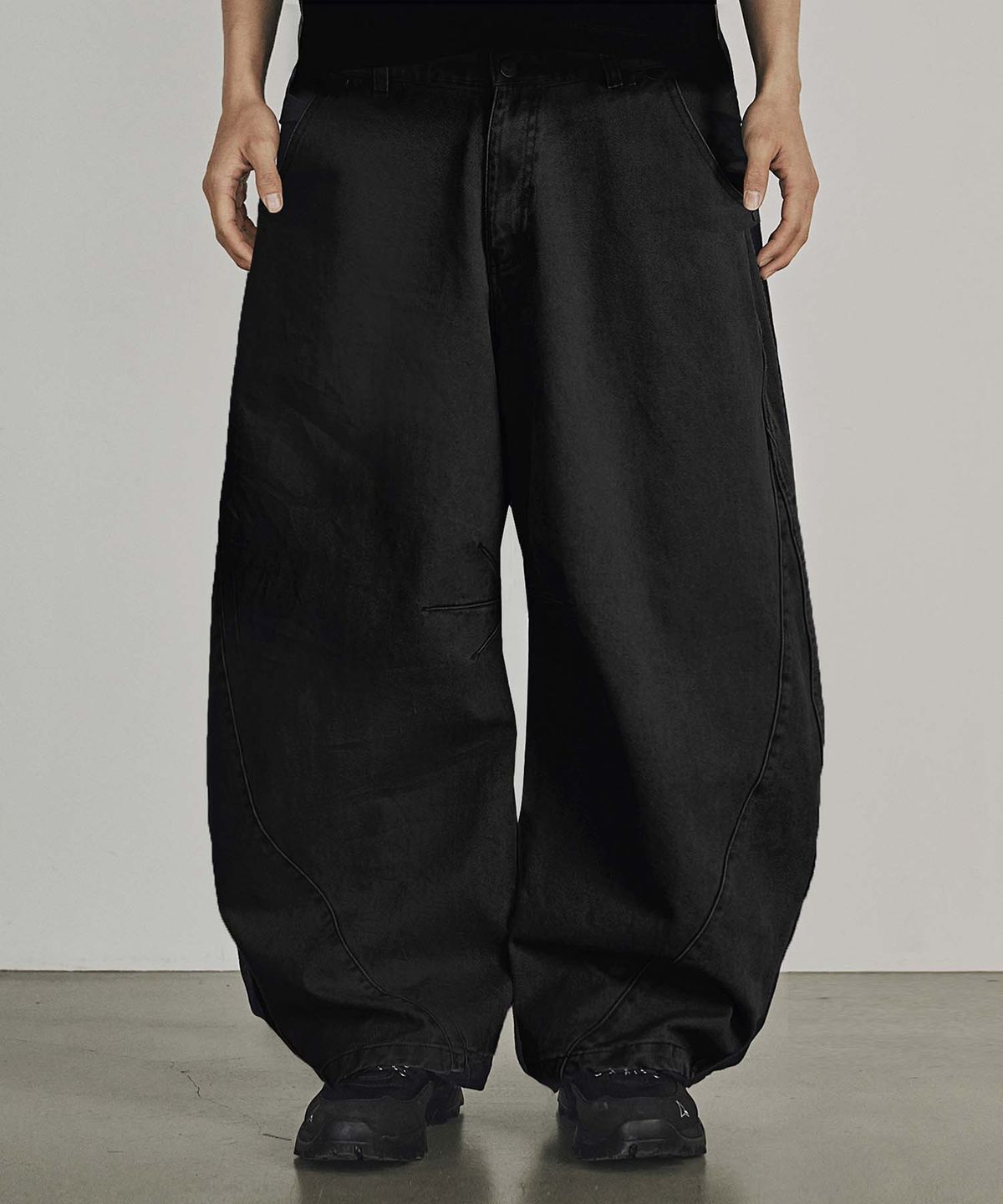 카네이테이(KANEITEI) WIDE PANELED CURVED COTTON PANTS (BLACK)