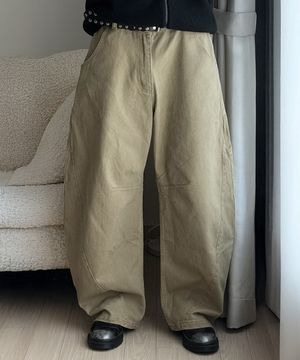 [스토커즈 PICK] WIDE PANELED CURVED COTTON PANTS (BEIGE)