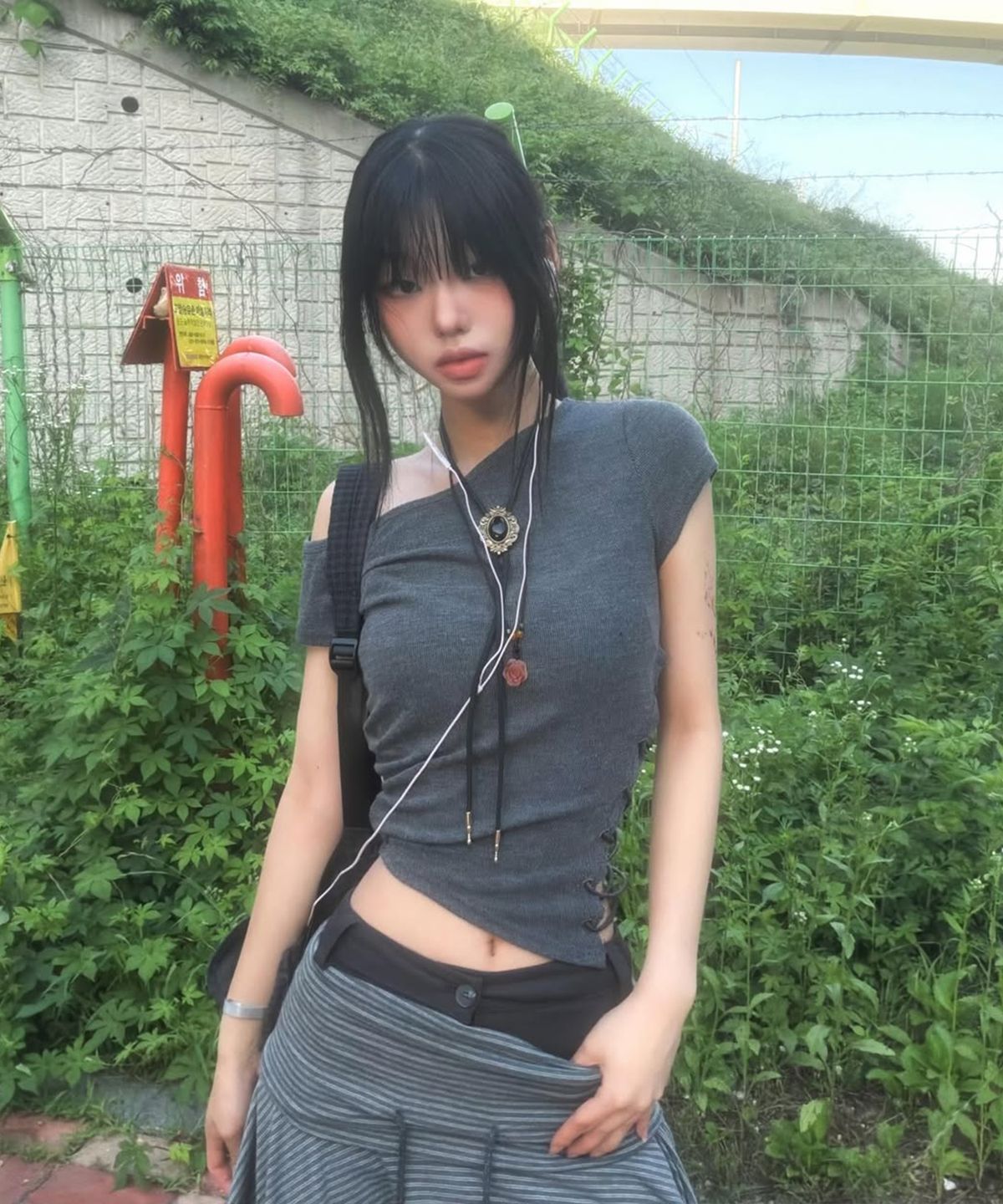 얼킨(ULKIN) [런웨이] 레이스업 오프숄더 숏 슬리브 탑_차콜