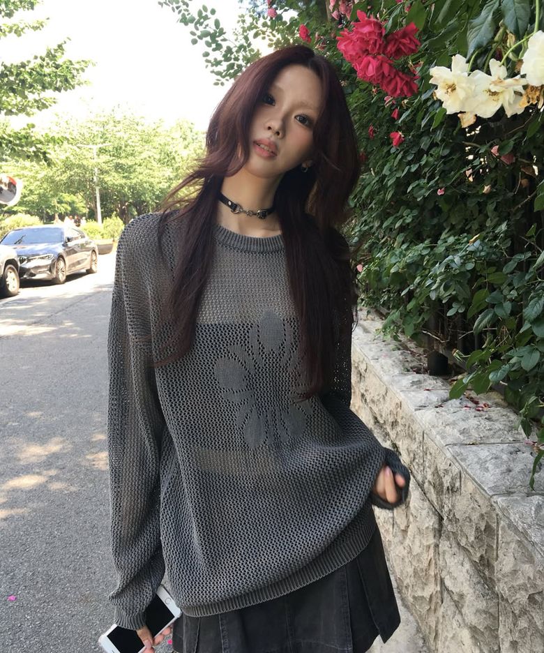 [런웨이] 전통염색 감, 먹 무궁 크로셰 풀오버 니트_브라운