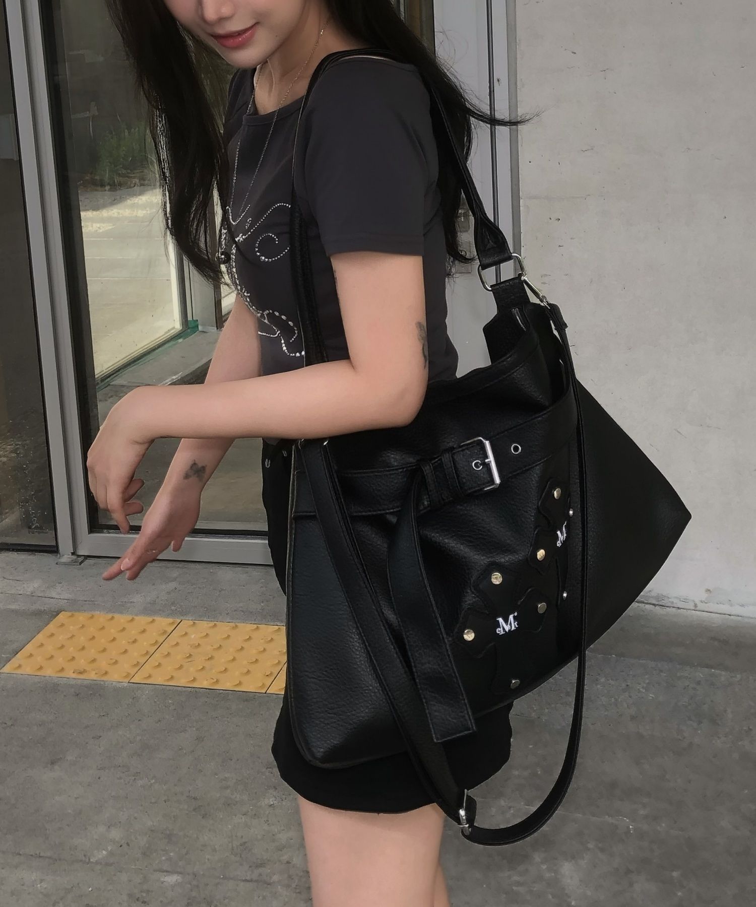 MUSINSA公式 | MUCENT ラズクロスレザーベルトショルダーバッグ 男女共用