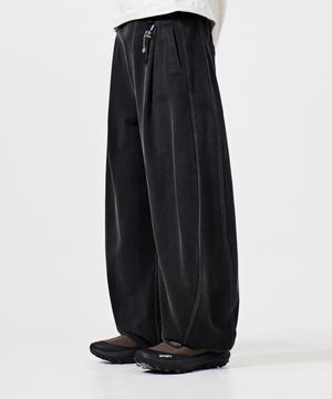 VLAD 원턱 커브드 컷오프 스웻 팬츠_피그먼트 차콜