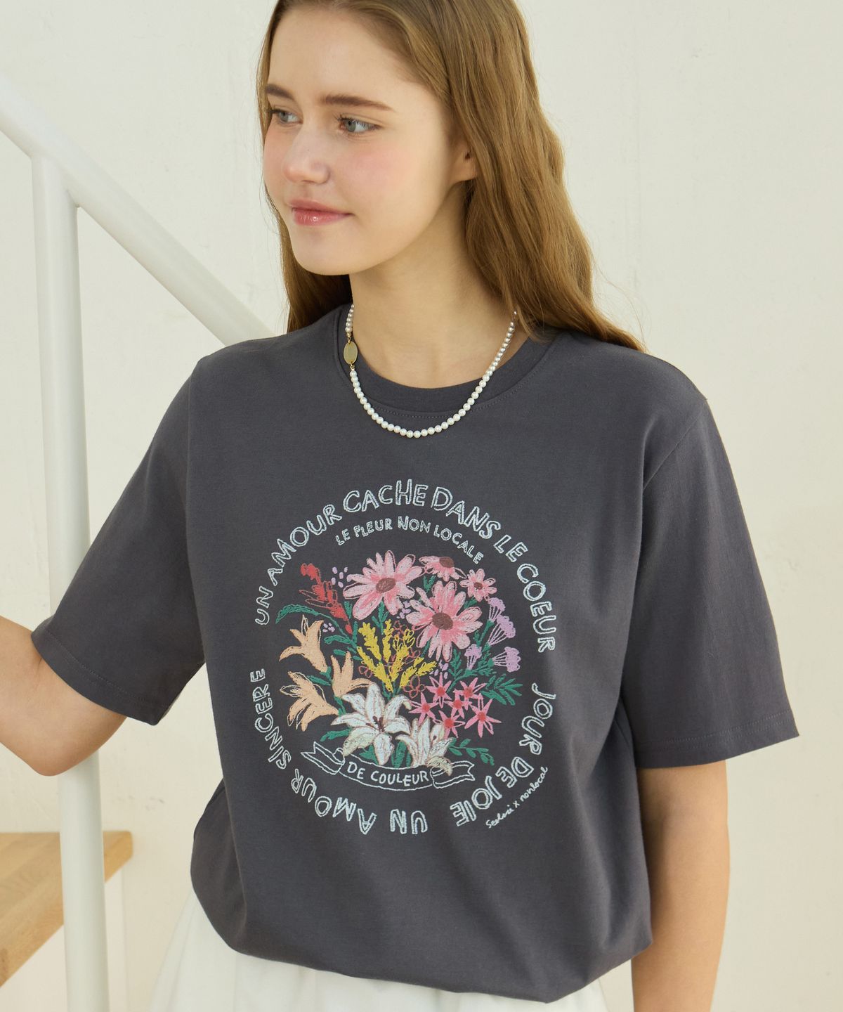 논로컬(NONLOCAL) [논로컬 X 설찌] Bouquet Hand-Drawing T-Shirt - Charcoal Grey