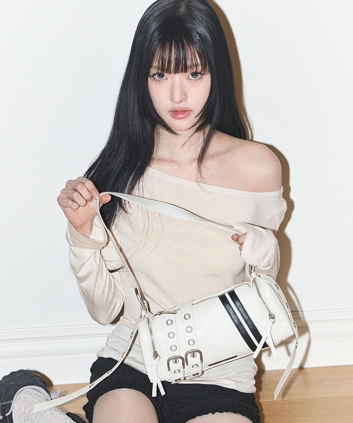 일리고(ILLIGO) 라인 버클 실린더 백 화이트
