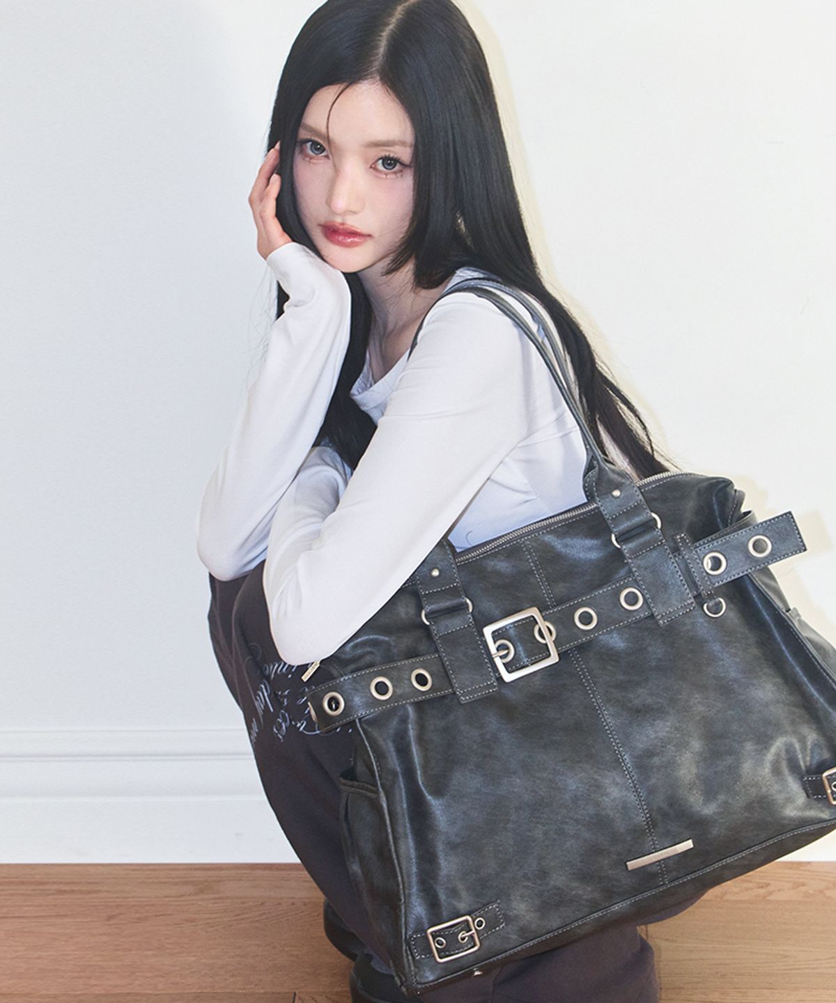 일리고(ILLIGO) 벨티드 스퀘어 토트 백 차콜