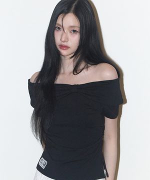 보우 오프숄더 티 블랙