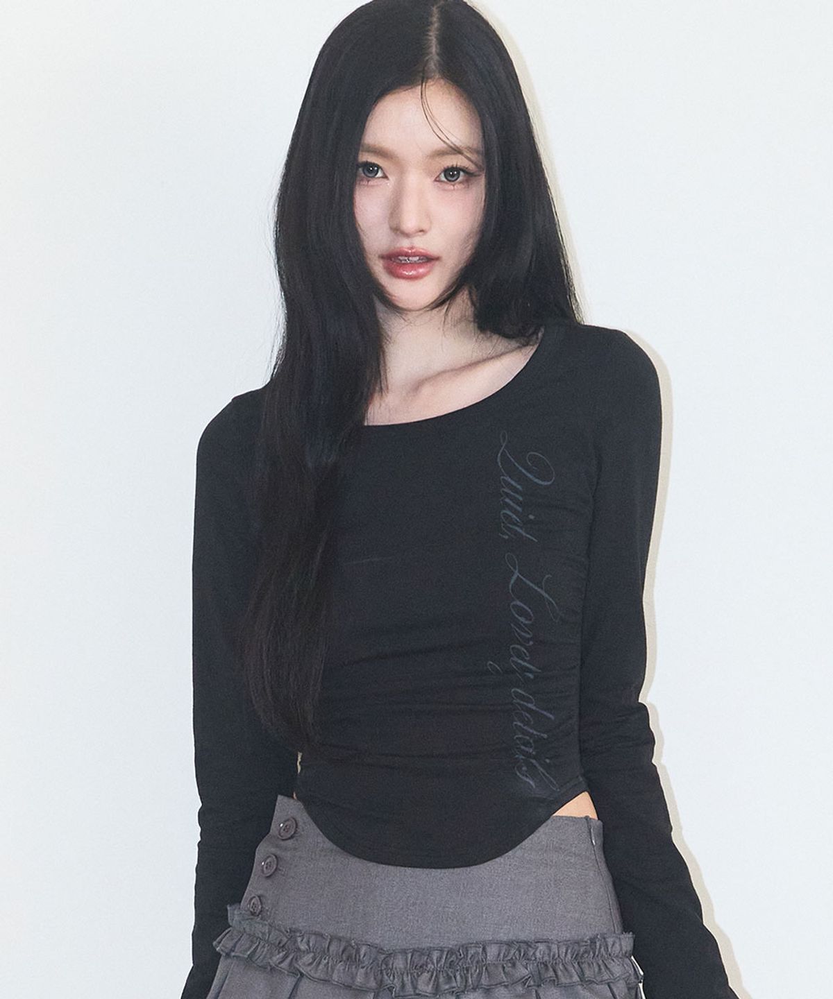 일리고(ILLIGO) 레터링 슬림 셔링 롱슬리브 블랙