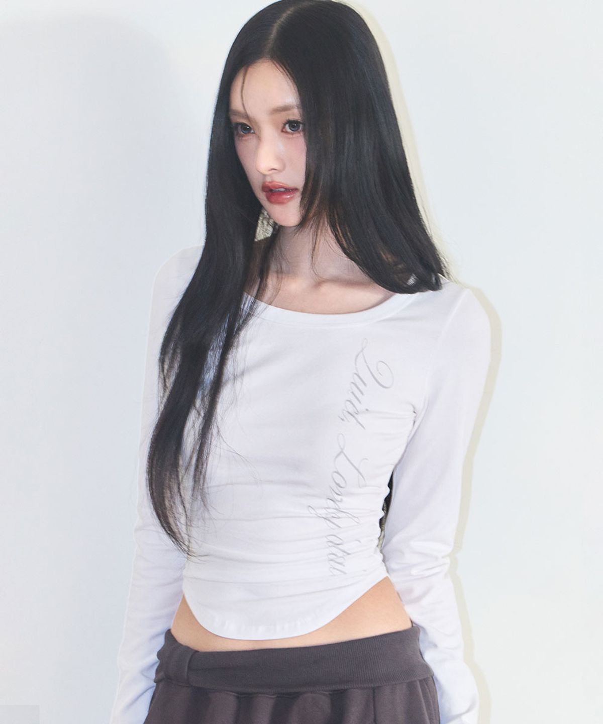 일리고(ILLIGO) 레터링 슬림 셔링 롱슬리브 화이트