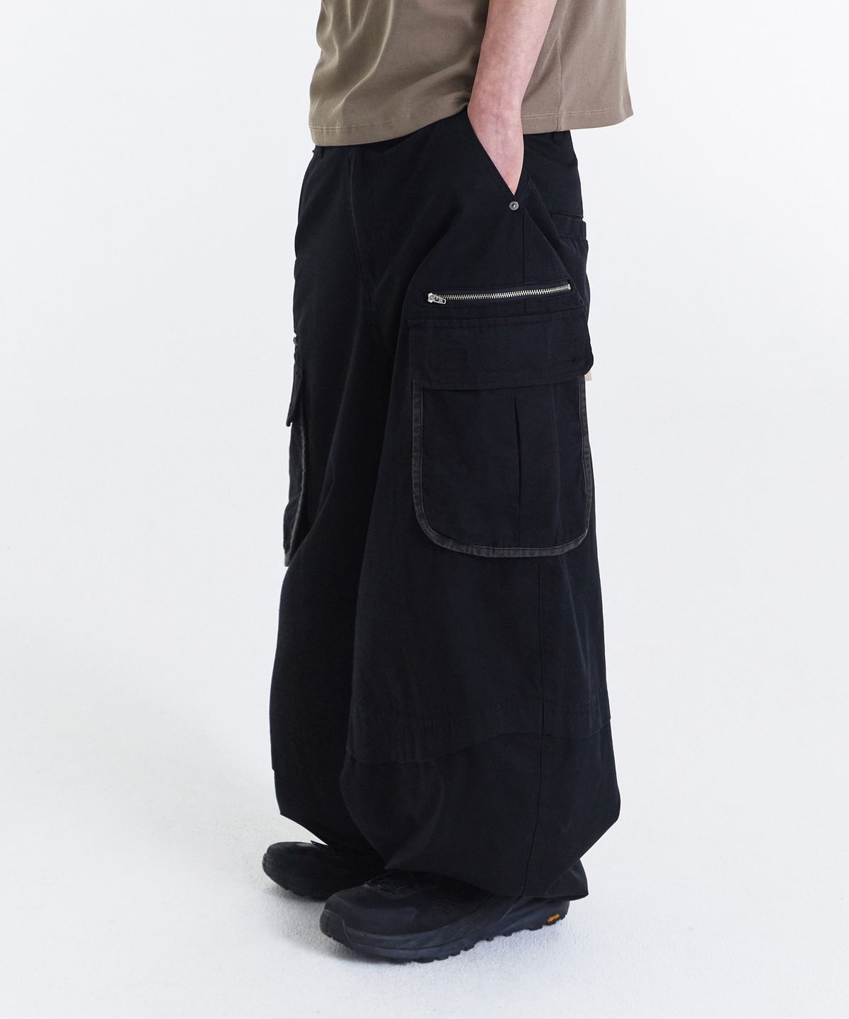 기철(KICHUL) Vintage Zip Cargo Balloon Pants (Washed Black)