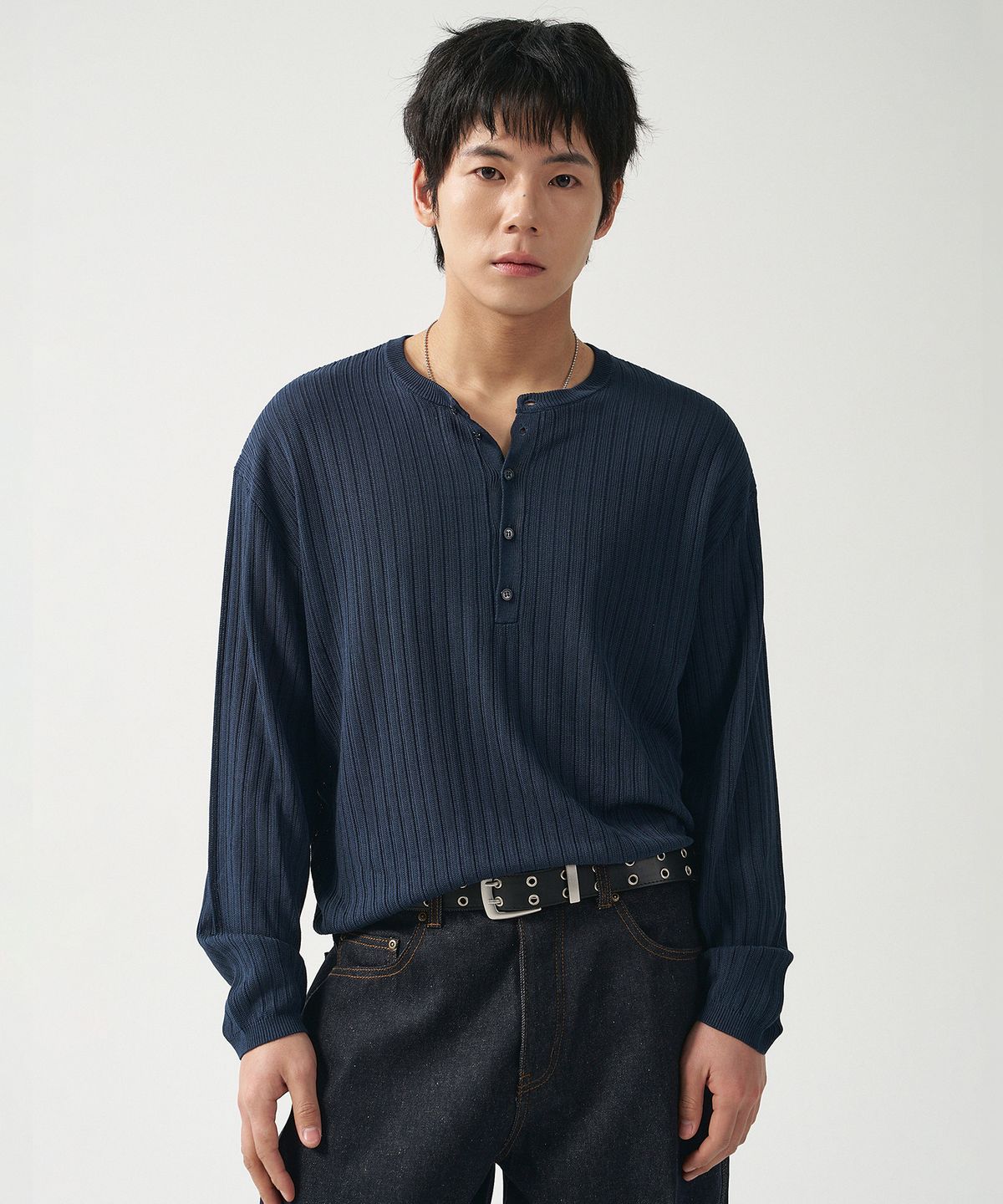 키뮤어(KIIMUIR) 워셔블 쿨터치 헨리넥 크롭 니트_네이비