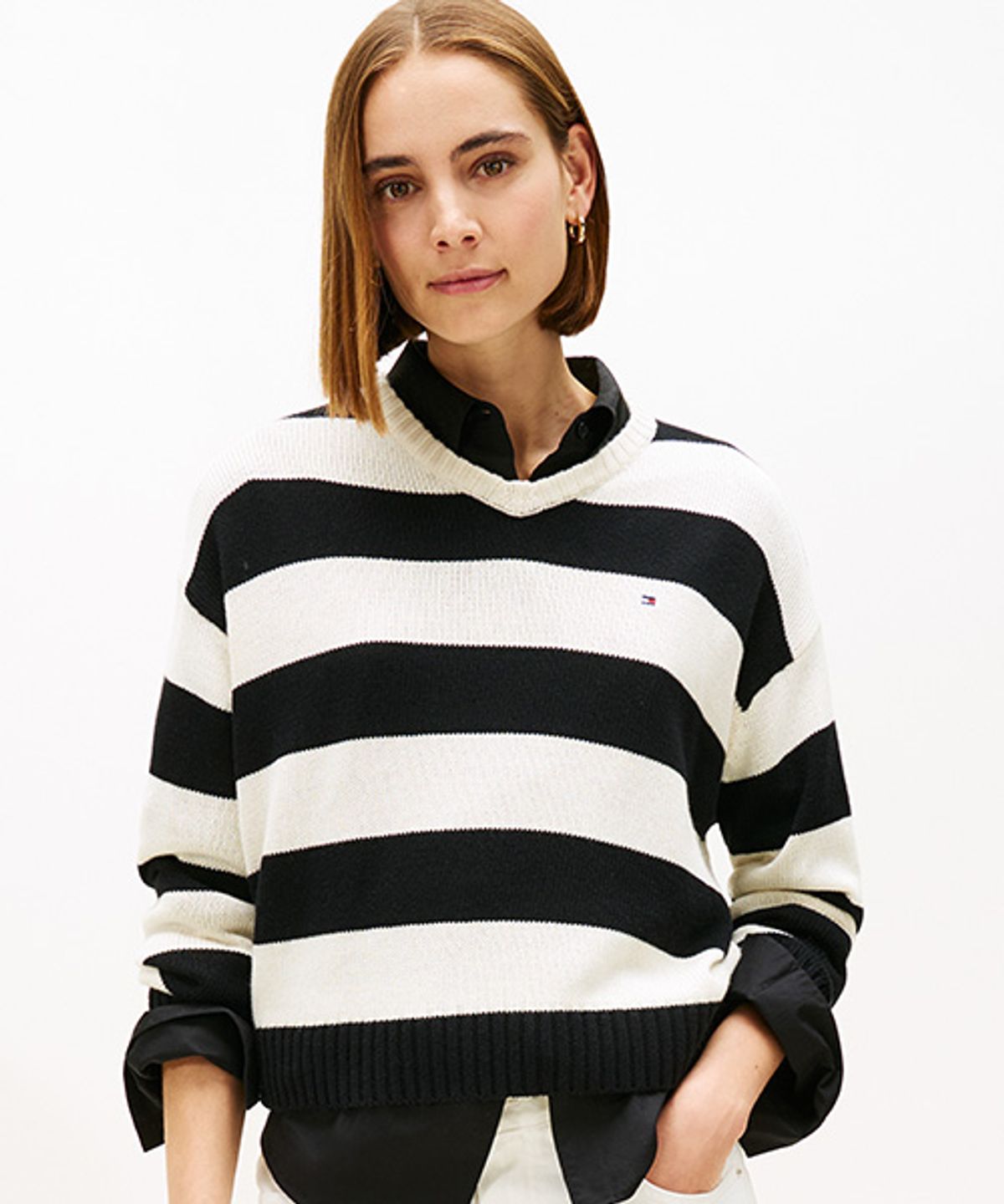 타미힐피거(TOMMY HILFIGER) 볼드 스트라이프 브이넥 풀오버 (T22G0KTO031WT10AQ)