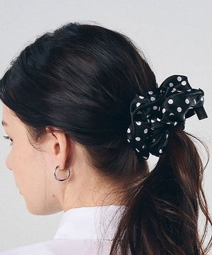 폴카 도트 새틴 스크런치