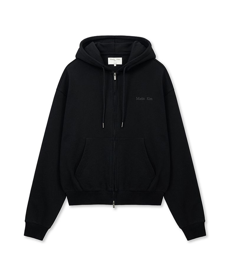 BACK LOGO ESSENTIAL HOODY ZIP UP IN BLACK