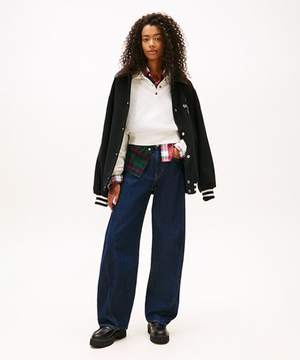 타미진스(TOMMY JEANS) 엘라 배럴 다크 데님 팬츠 (T32G0NEB46TWT11BK)