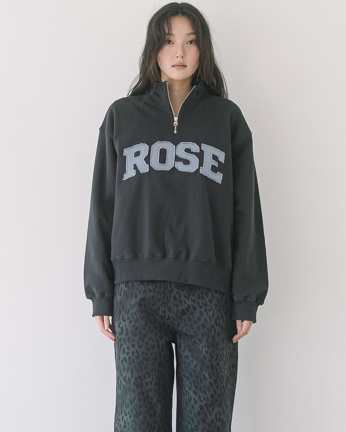 해비즘(HAVISM) ROSE APLIQUE QUARTER ZIP SWEATSHIRT(CHARCOAL)