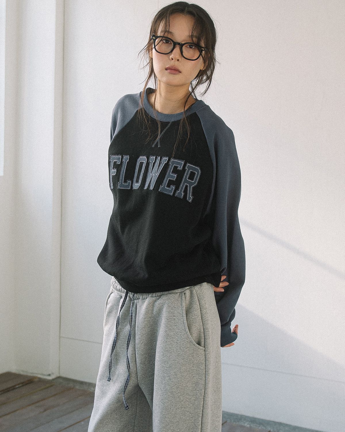 해비즘(HAVISM) FLOWER APLIQUE RAGLAN SWEATSHIRT(BLACK)
