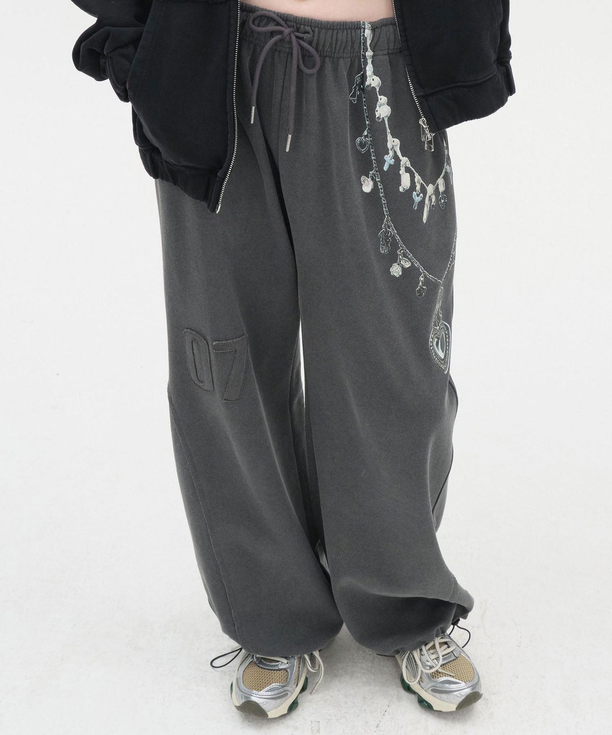 타입서비스(TYPESERVICE) Raw Edge Graphic Sweatpants [Charcoal]