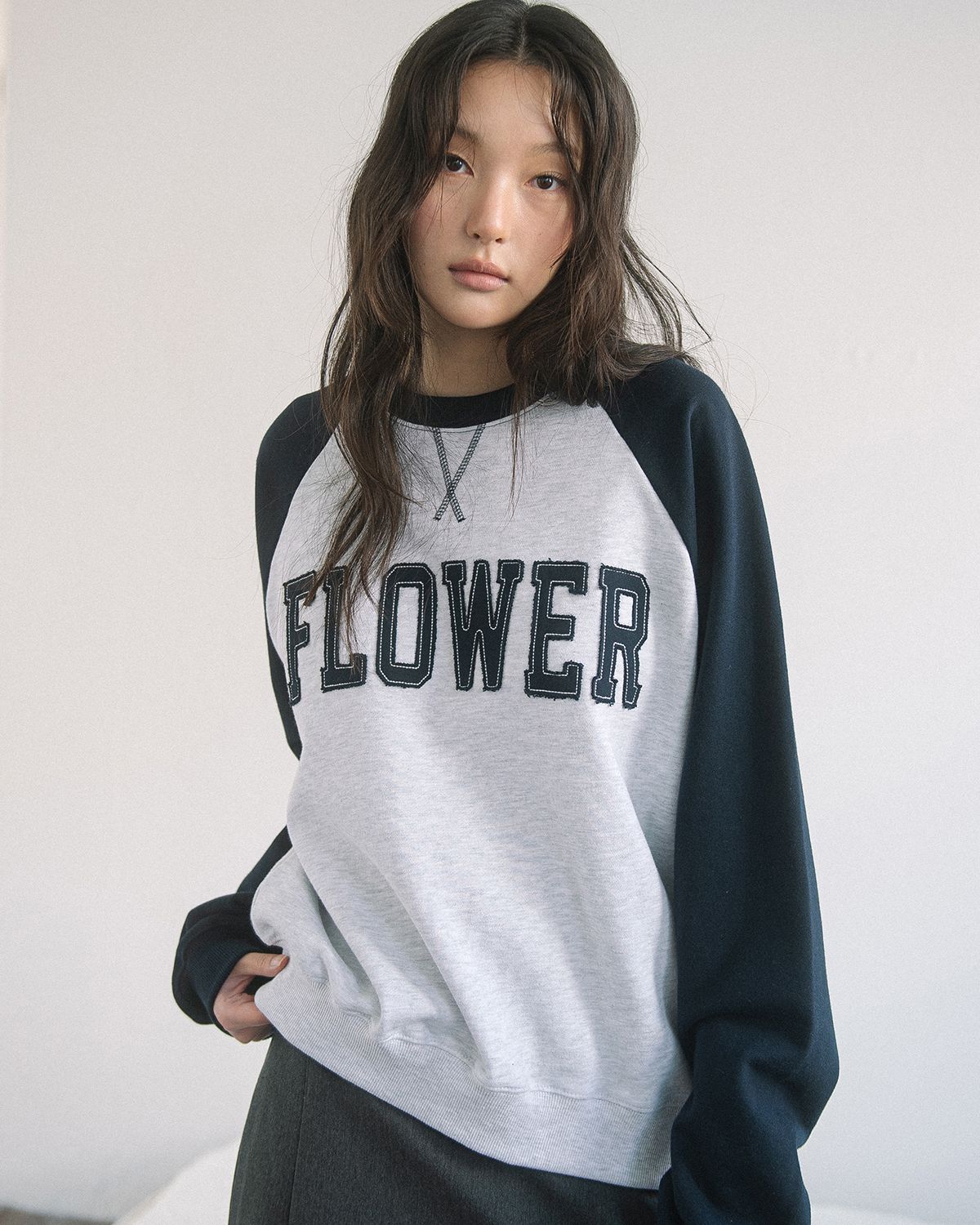 해비즘(HAVISM) FLOWER APLIQUE RAGLAN SWEATSHIRT(NAVY)