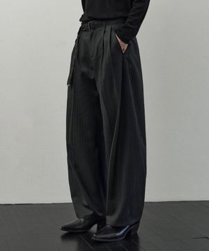 칸느 스트라이프 벨티드 슬랙스 [CHARCOAL GREY]