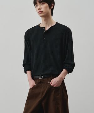 리브드 스냅 헨리넥 크롭 티셔츠 [블랙]