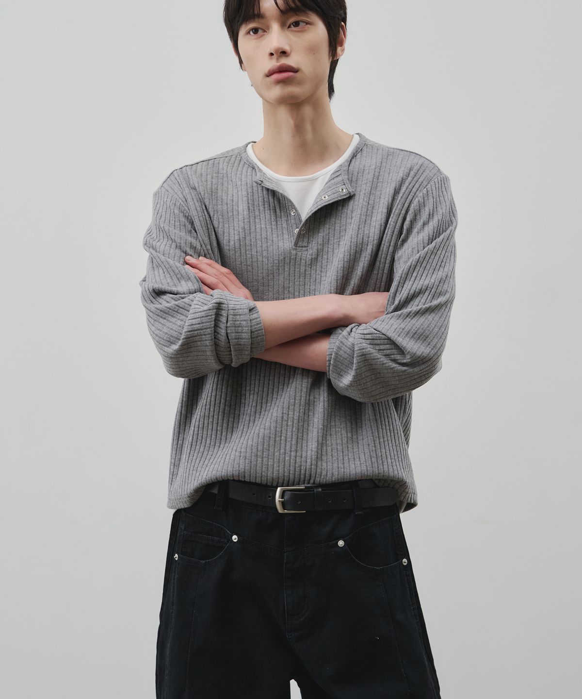 MUSINSA | ALYSS Ribbed Snap Henley Neck Crop T-Shirt [Melange Gray]