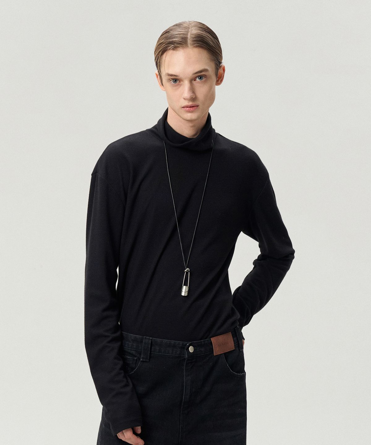 리이 맨(RERHEE MEN) TURTLENECK TOP BLACK
