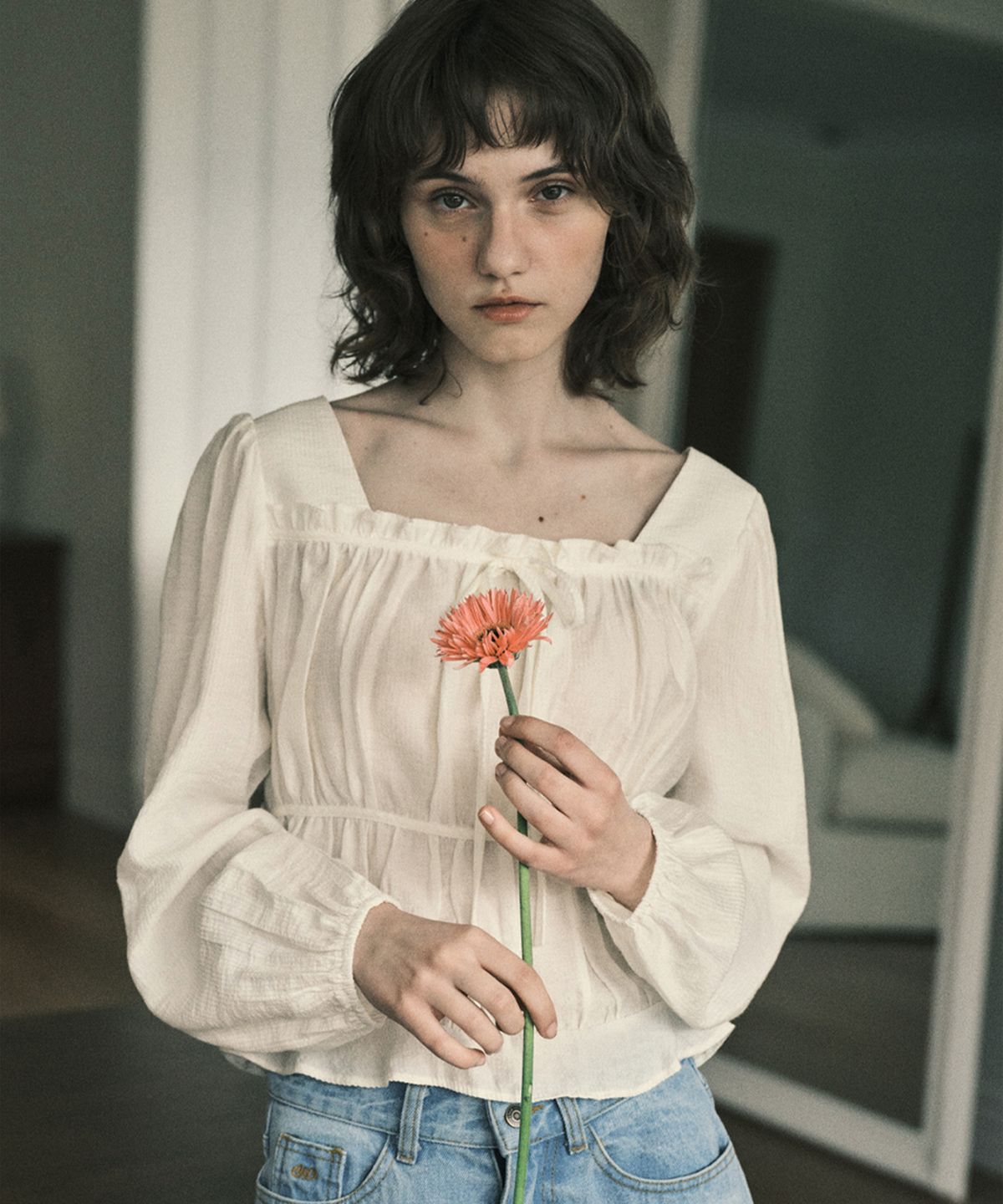 아우어노스텔지아(OURNOSTALGIA) Square neck shirring blouse_Cream(O25-BL01)