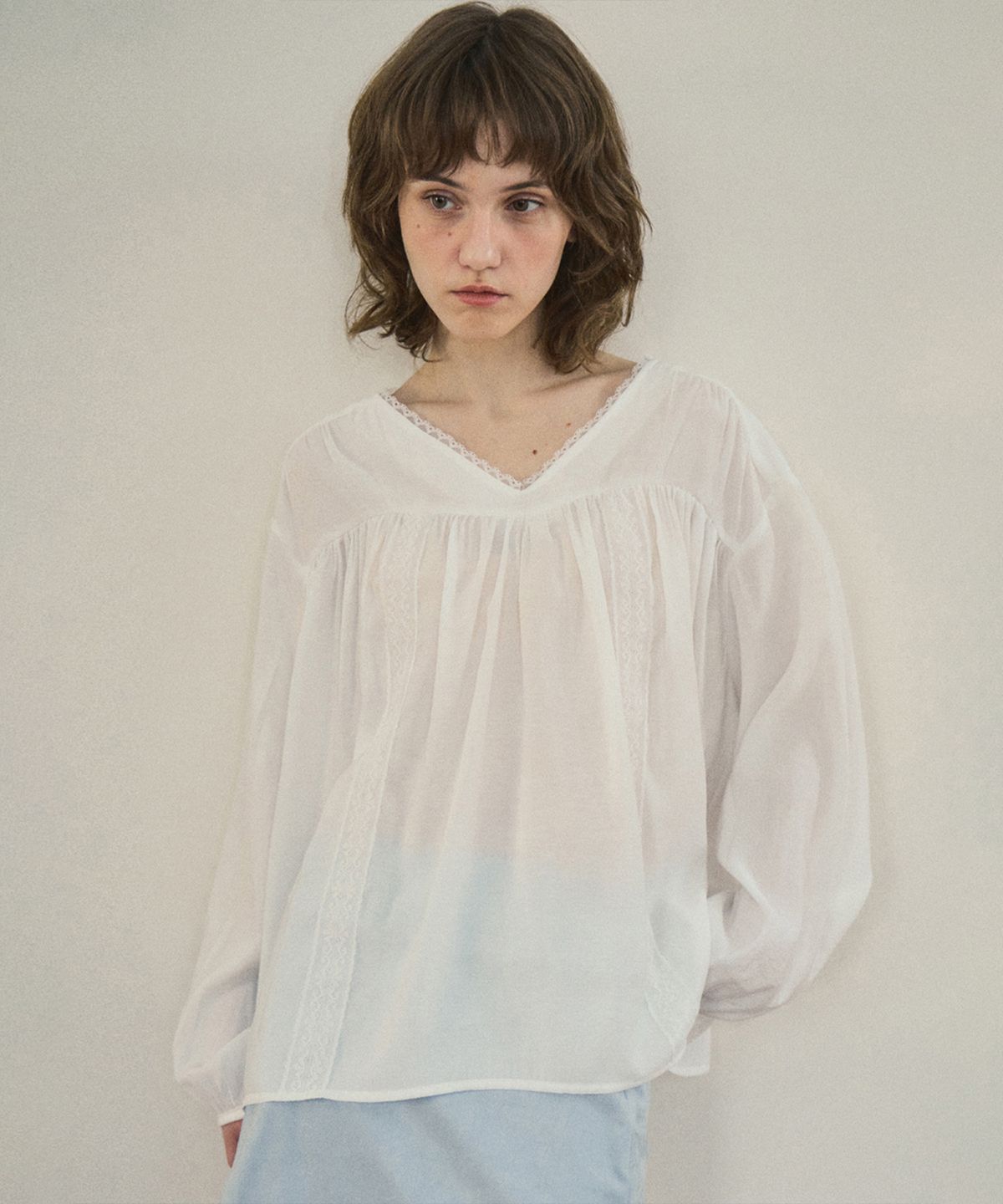 아우어노스텔지아(OURNOSTALGIA) Soft shirring lace blouse_Ivory(O25-TP02)