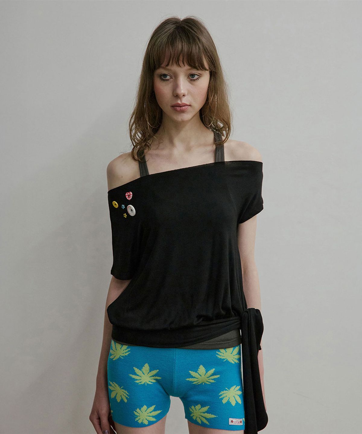 스컬프터(SCULPTOR) Off-Shoulder Button Tee Black