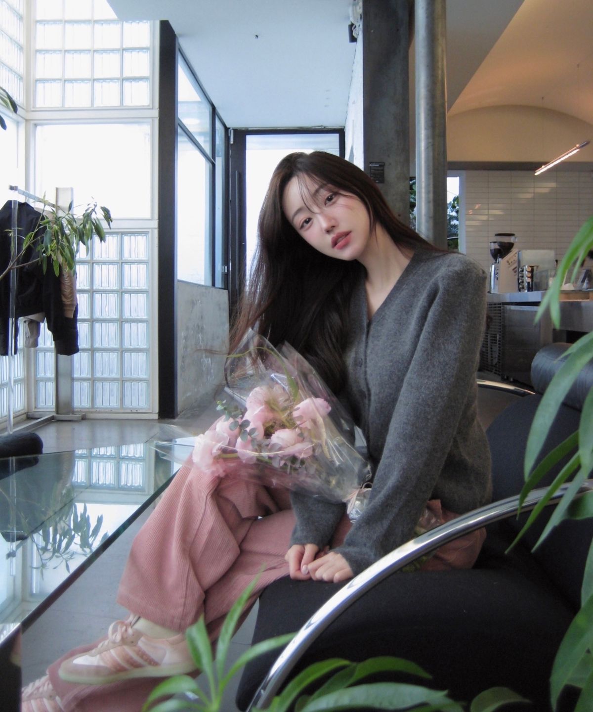 아위(AHWE) 브이넥 라쿤 가디건_차콜