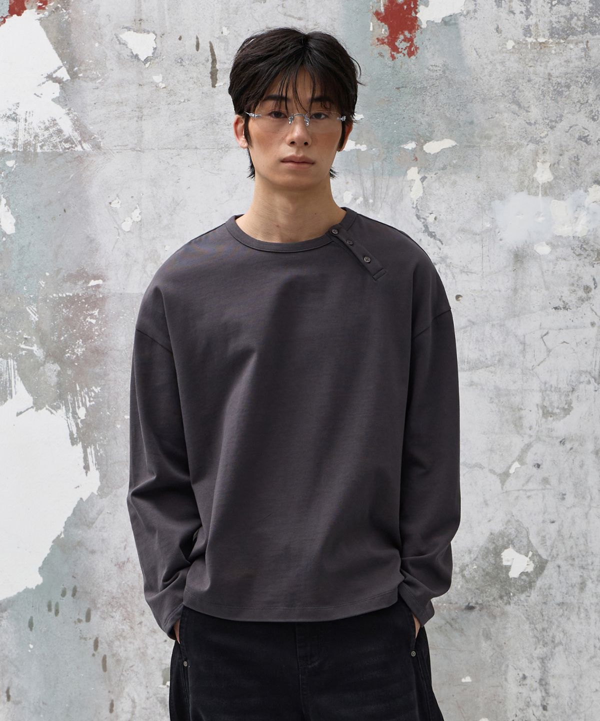 에이지오디(AGOD) 사이드 버튼 헨리넥 롱 슬리브 [차콜]