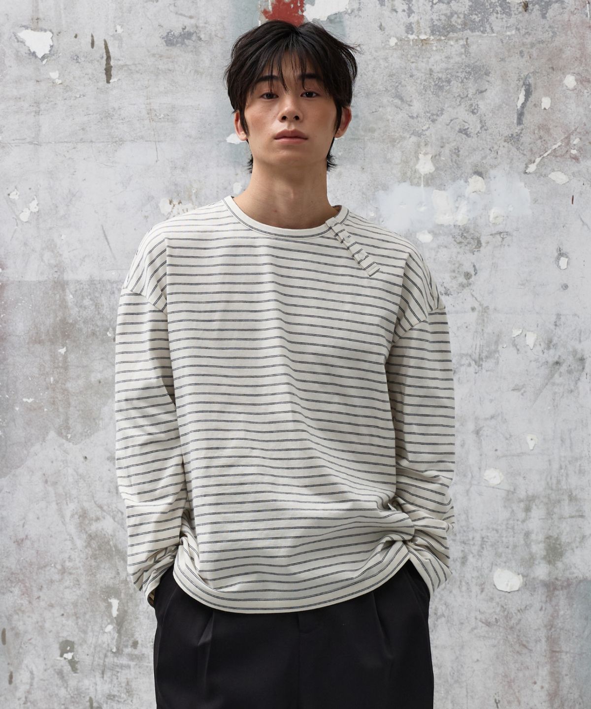 에이지오디(AGOD) 사이드 버튼 헨리넥 스트라이프 롱 슬리브 [화이트]