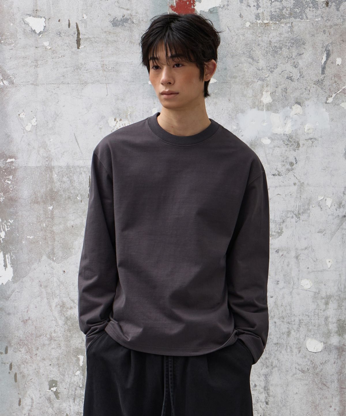 에이지오디(AGOD) 백 인시전 크롭 롱 슬리브 [차콜]