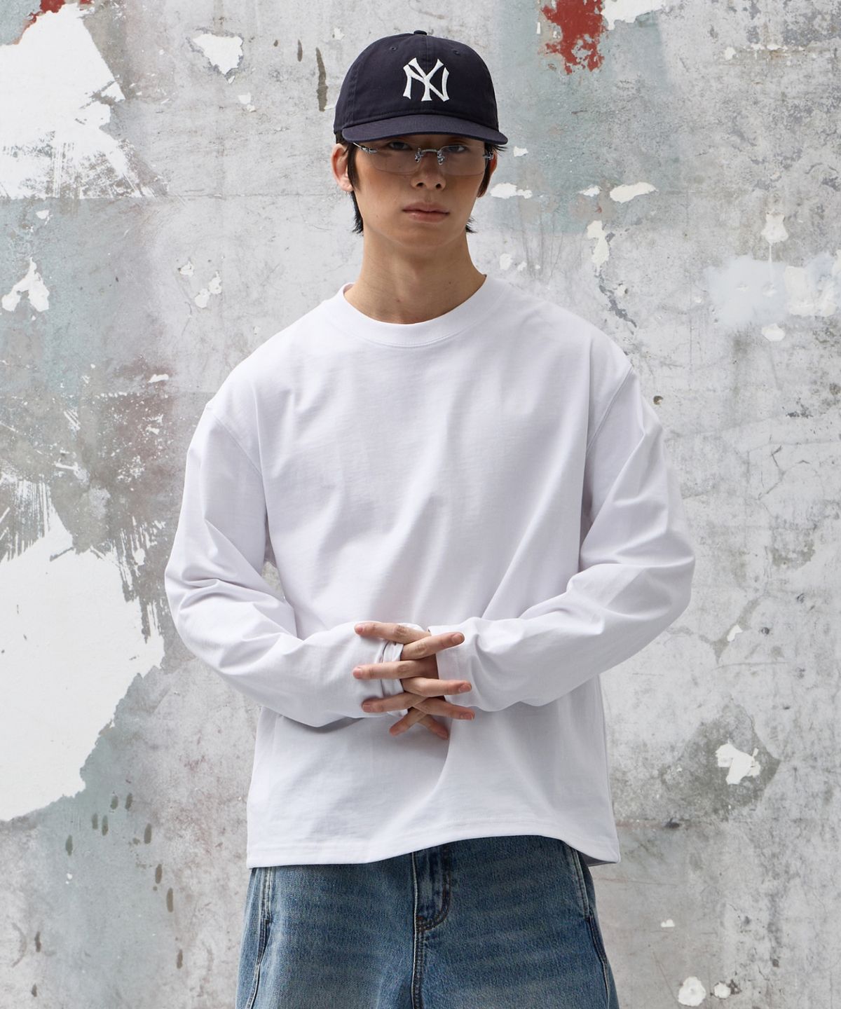 에이지오디(AGOD) 백 인시전 크롭 롱 슬리브 [화이트]