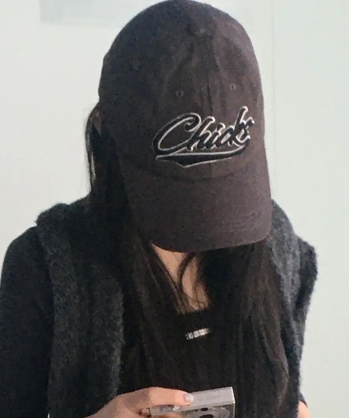칙스(CHICKS) 테일자수 볼캡 브라운
