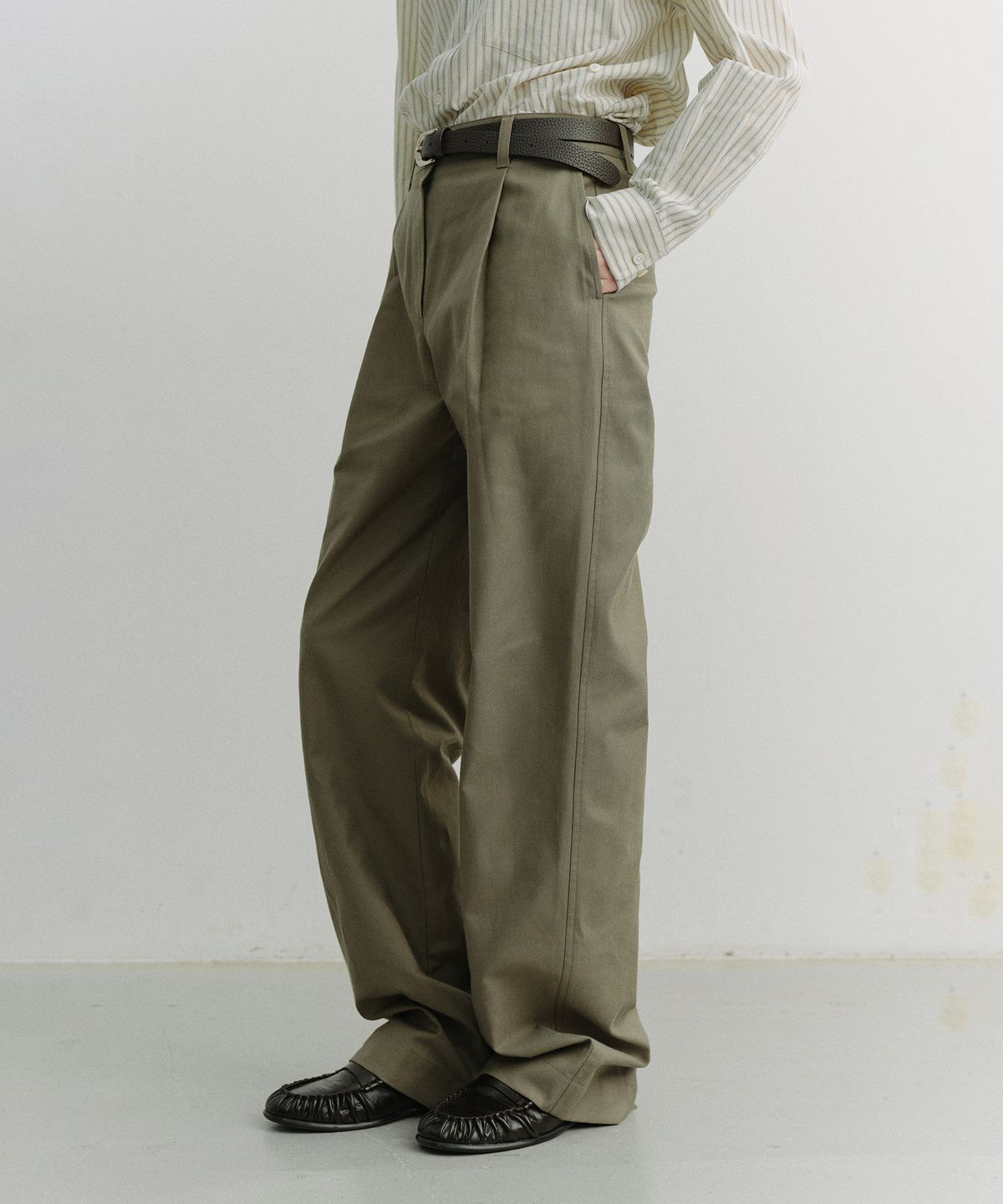 던스트(DUNST) PLEATED CHINO SLACKS_UDPA6A203_KHAKI