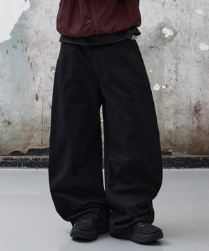 스냅 버튼 커브드 팬츠 [블랙]